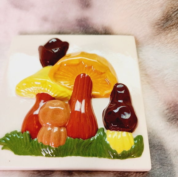 Set of 4 vintage hand painted ceramic mushroom plaques - Picture 8 of 16